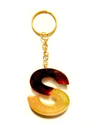 Porte-clef lettre S noire et or en résine