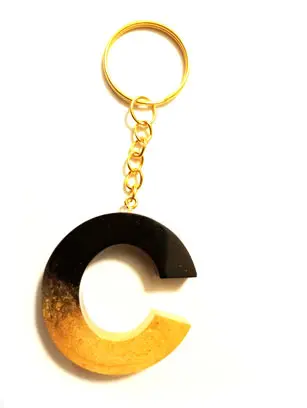 Porte-clef lettre C noire et or en résine