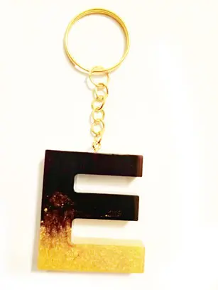 Porte-clef lettre E noire et or en résine